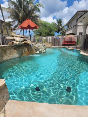 Wonderful mansion in coral way w pool/jacuzzi/BBQ